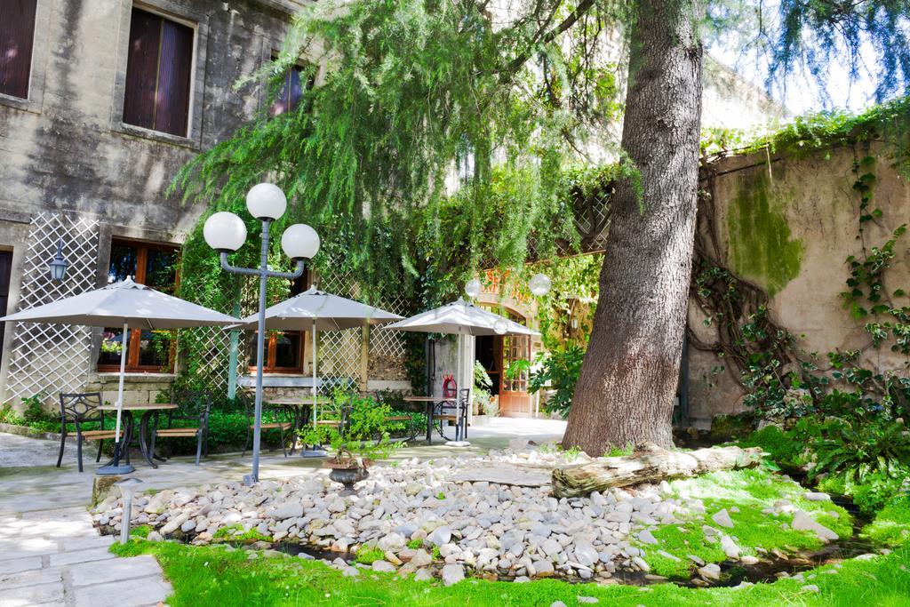 Auberge Du Pont Romain Sommieres Exterior photo